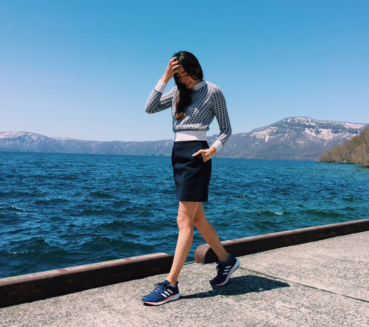 福田萌子 Auf Twitter 十和田湖 自転車で一周したらどのくらいだろう 十和田湖ライドしたいなぁとかそんな事ばかり考えちゃう 最近のネイビーブームに拍車のかかるnewシューズ 淡いピンクのラインが憎いほど可愛い ランニングシューズだけど 私服でも履い