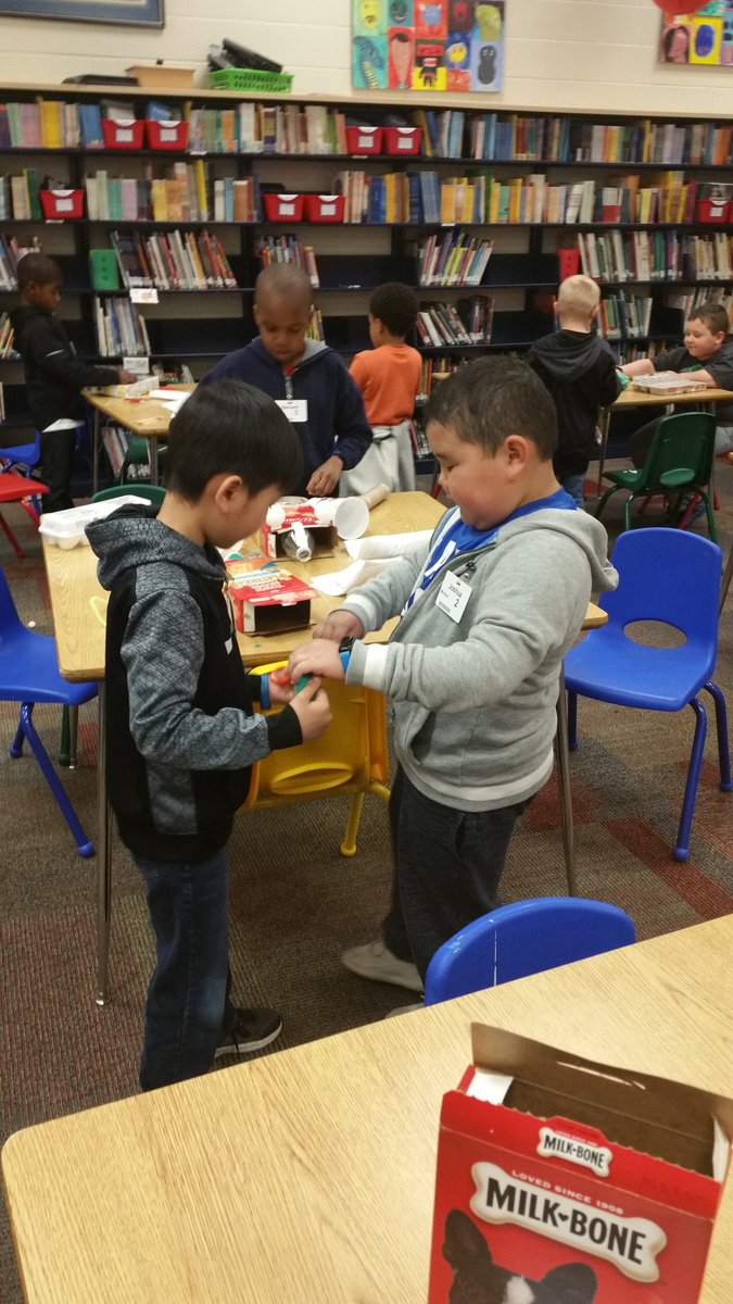 s_draayer's tweet image. .@palmerlakeelem What to do with a box #plmakerspace @plmortrudl