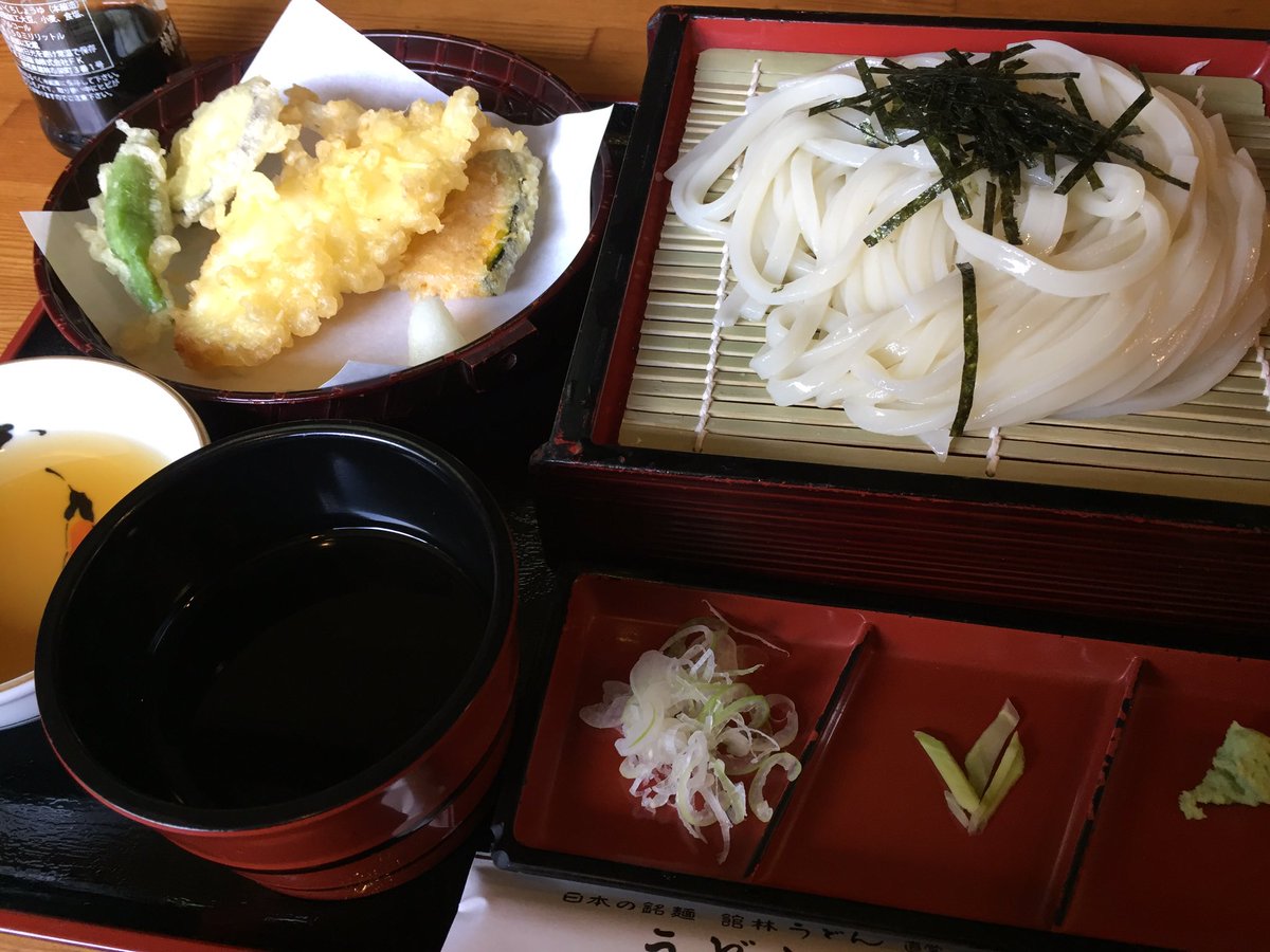 タクシウス うどん本丸 館林うどん 細麺でコシというよりはもちもちな印象 うどんよりなまず天が素敵 フワッフワな白身魚って感じでした