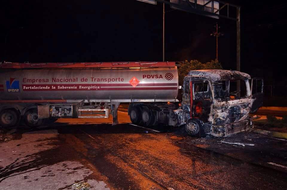 jrbermudezofi's tweet image. #AestaHora 10:29pm Así quedó una de las gandolas que  impedían el paso en La Hacienda, en Cabudare  #2may