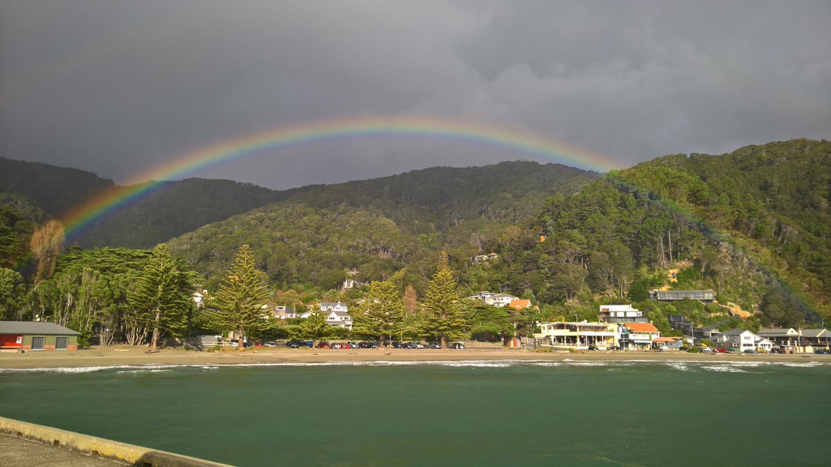 Typical changable weather in Wellington. Team waiting for ferry outside <a href="/WellesleyNZ/">@Wellesley_IndependentSchool</a> caught this amazing rainbow. <a href="/Blumineguy/">Peter Sutton</a>