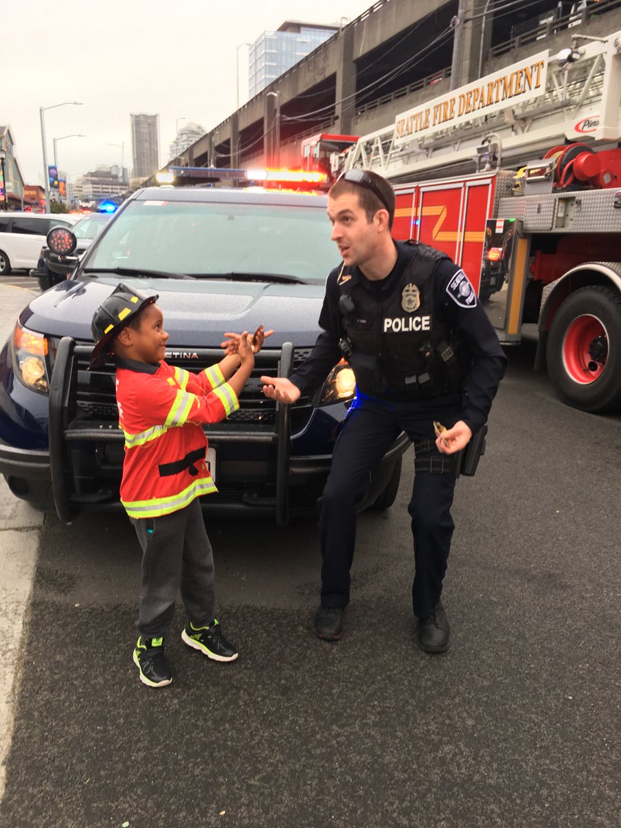 grumpybear1978's tweet image. Thank you to the @SeattlePD &amp;amp; @SeattleFire for helping so many and being a positive role model to my future firefighter!