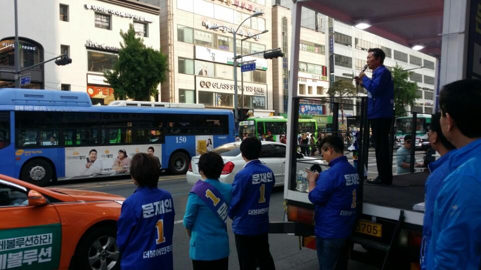 ssaribi's tweet photo. <서울유세 반응좋습니다.>

동대문구, 강북구, 도봉구 릴레이 유세중입니다. 제 감으로 볼때 압승이 예상됩니다. 끝까지 최선을 다하겠습니다. 꾸벅! https://t.co/CFmiTvcjd1