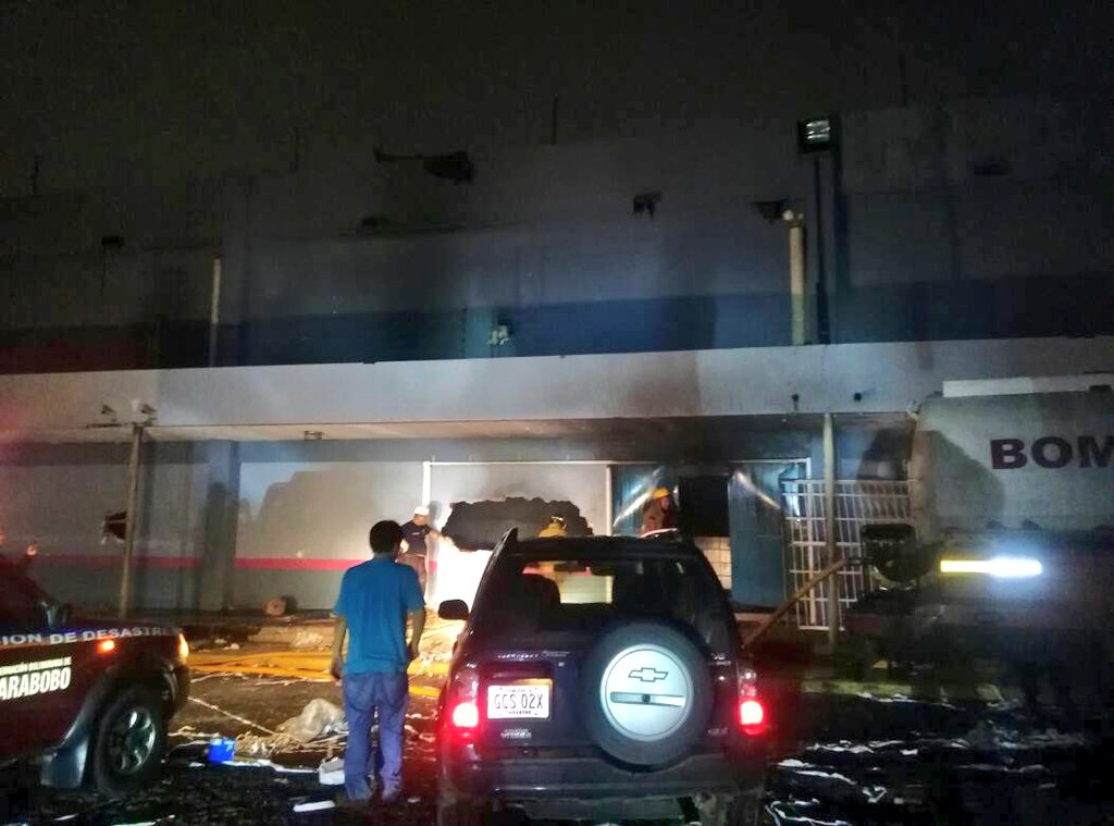 AndrewsAbreu's tweet image. #ÚLTIMO 12:30m Bomberos controlan incendio en tienda Ovejita de La Isabelica | Afectada Zapatería y Merceria tras saqueos #Valencia