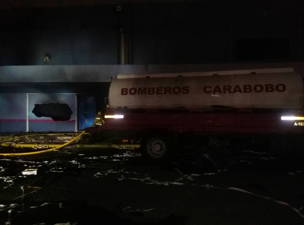 AndrewsAbreu's tweet image. #ÚLTIMO 12:30m Bomberos controlan incendio en tienda Ovejita de La Isabelica | Afectada Zapatería y Merceria tras saqueos #Valencia