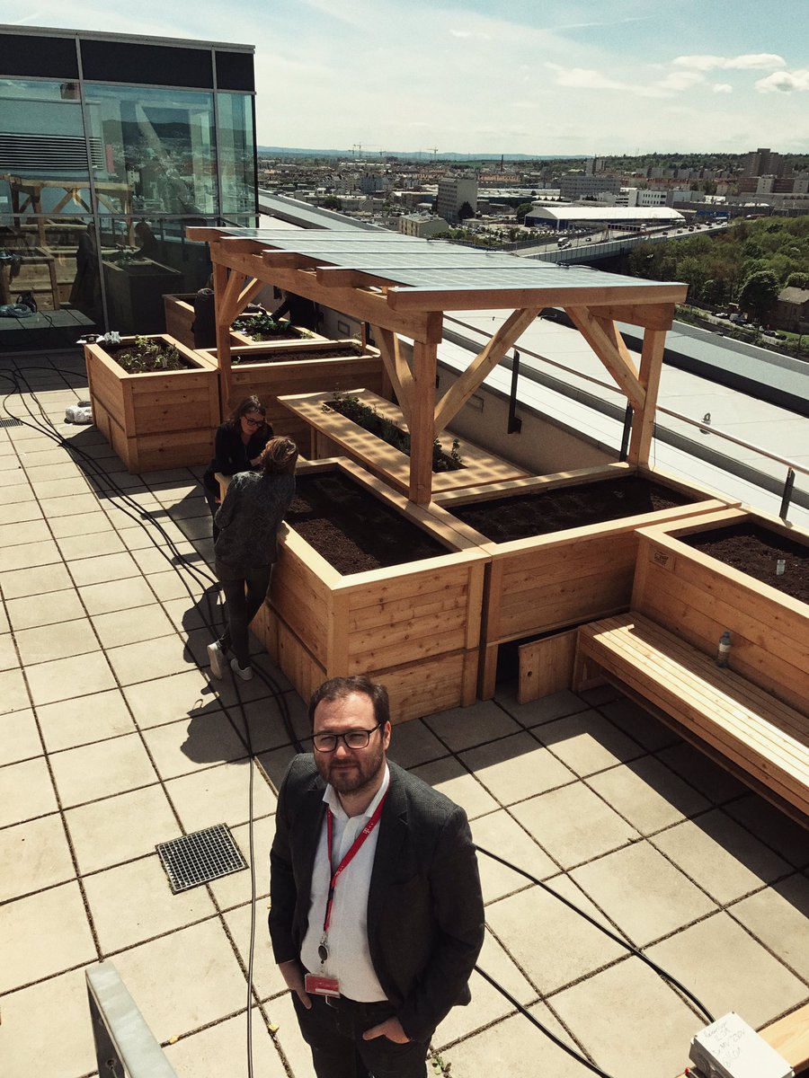ojour's tweet image. @tmobileat baut am Dach des T-Center mit #IoTBox die höchsten smarten Hochbeete Wiens #ConnectedGarden #urbangardening @leafsandlumber