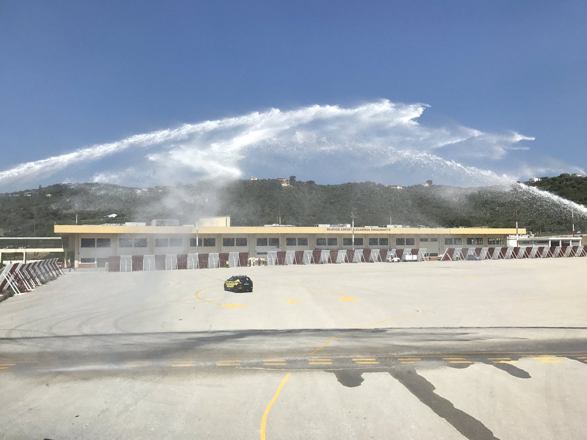 aussiesteve87's tweet photo. @TCAirlinesUK First Skiathos flight of the summer greeted by a water cannon salute. #sunnyheart #avgeek #skiathos #Greece #thomascook https://t.co/HTmVUsaYmF