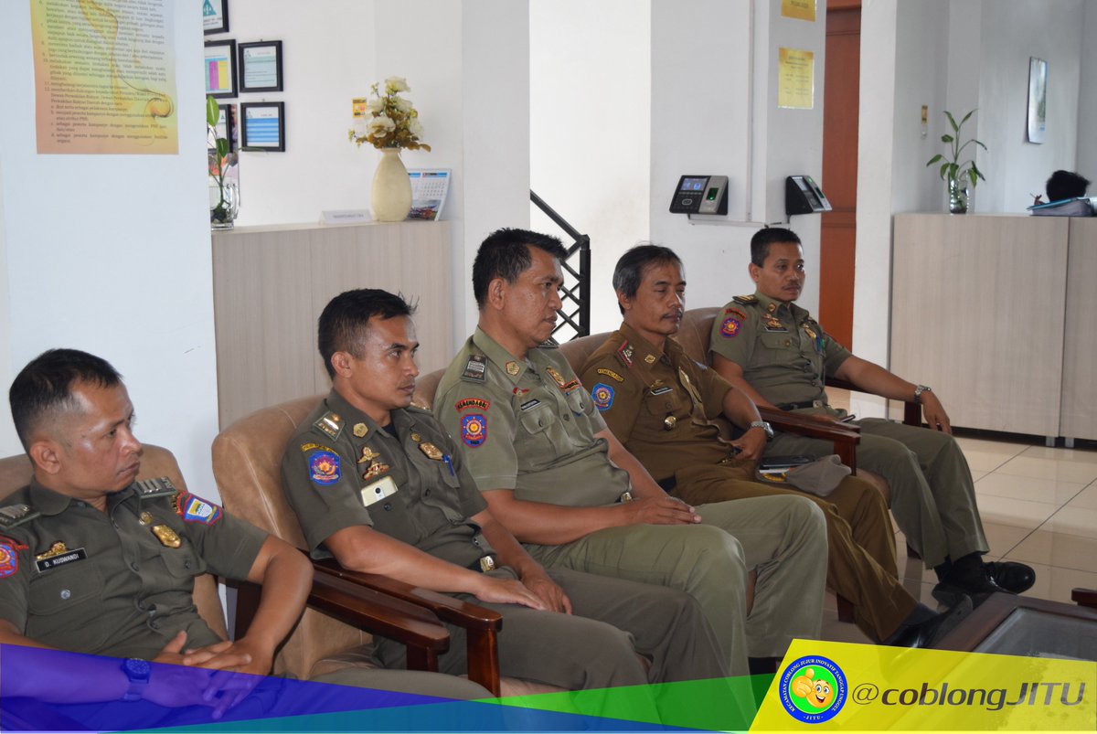coblongjitu's tweet photo. Rapat Teknis Penangan PKL di Wilayah Coblong bersama Sekcam Coblong @willyudia ,Kasi Trantib Coblong @IskandarMN1 dan @Satpolppbdg. @dn_dedi https://t.co/2txro27yIC