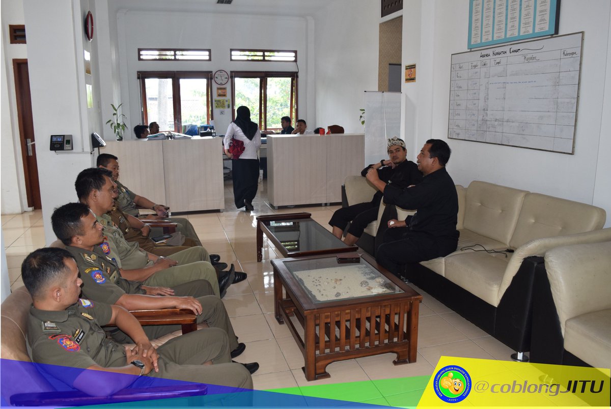 coblongjitu's tweet photo. Rapat Teknis Penangan PKL di Wilayah Coblong bersama Sekcam Coblong @willyudia ,Kasi Trantib Coblong @IskandarMN1 dan @Satpolppbdg. @dn_dedi https://t.co/2txro27yIC