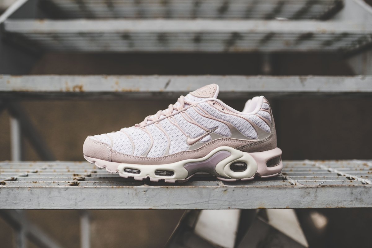 nike air max plus pearl pink