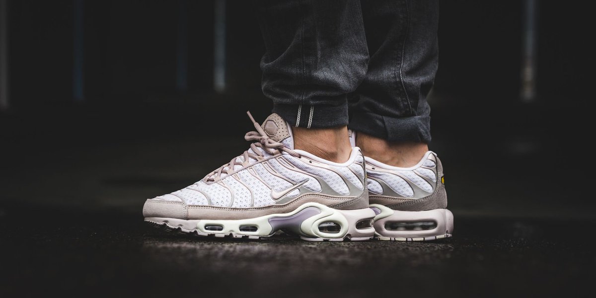 nike air max plus pearl