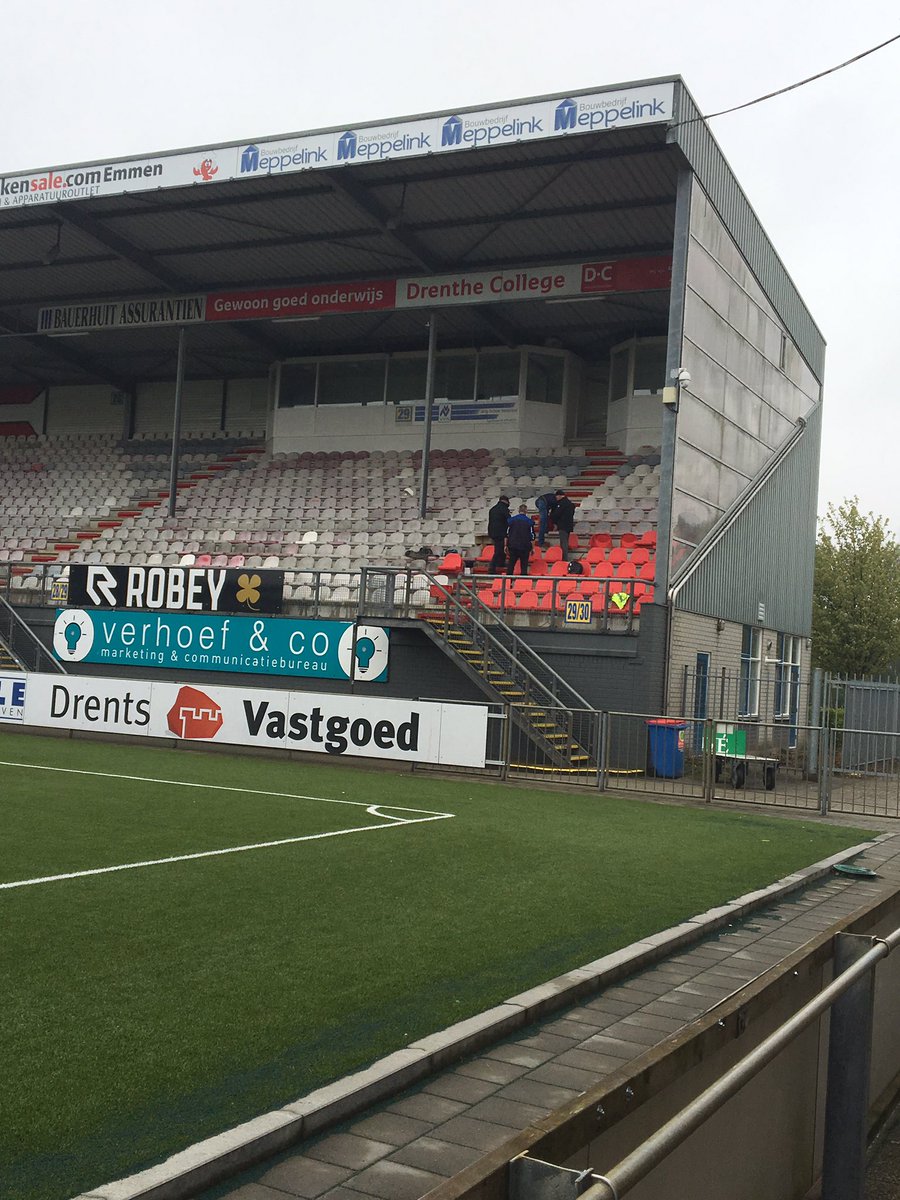 We krijgen nieuwe stoelen op de Oost- en Zuidtribune!! De JENS Vesting straks weer helemaal Rood-Wit 💪🏻#fcemmen #roodwit #jupilerleague
