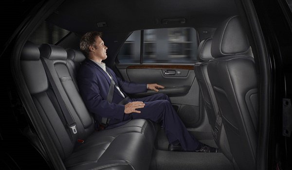 Бизнесмен в машине. Лучшие машины для комфорта. Лучшие машины для комфорта. Самая комфортная машина. Лучшие машины для комфорта.