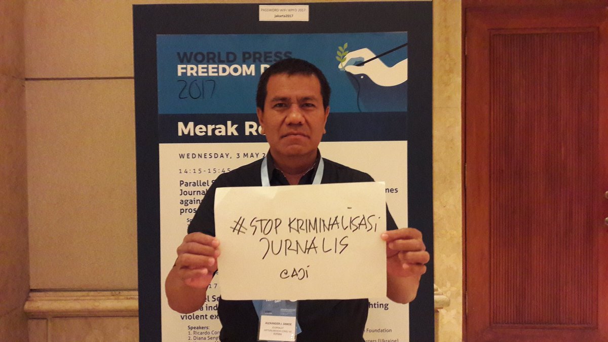 AJIIndonesia's tweet photo. Stop kriminalisasi jurnalis. #WPFD2017 #WPFDAJI2017 https://t.co/ct0SC5nMkF