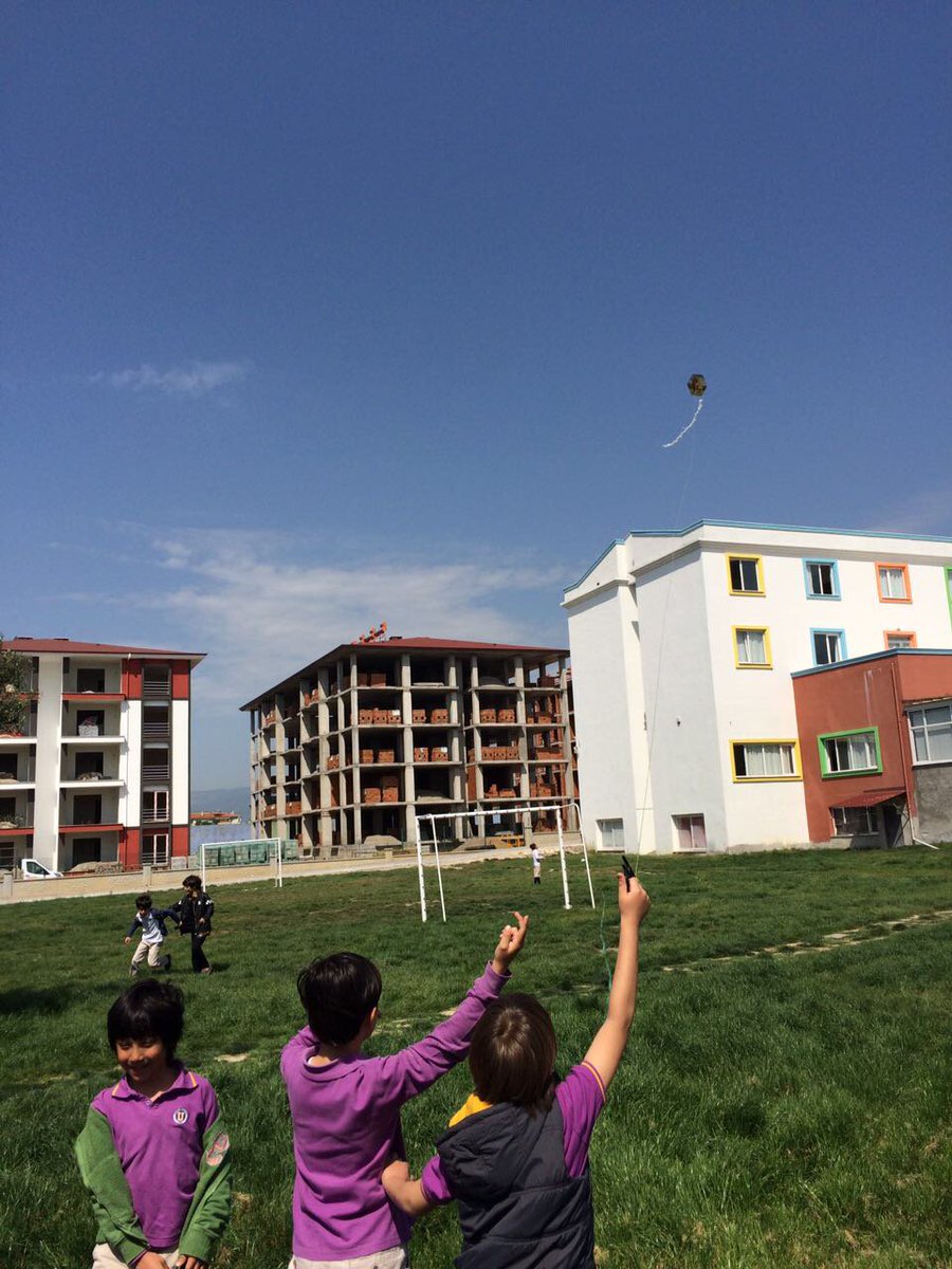 2 A sınıfı öğrencilerimiz baharı okulumuzun bahçesinde kendi yaptıkları uçurtmaları uçurarak karşıladı. <a href="/EylemKahrmn/">Eylem</a> <a href="/muratkahrmnn/">Murat</a> <a href="/nilcicek/">Nil Çiçek</a>