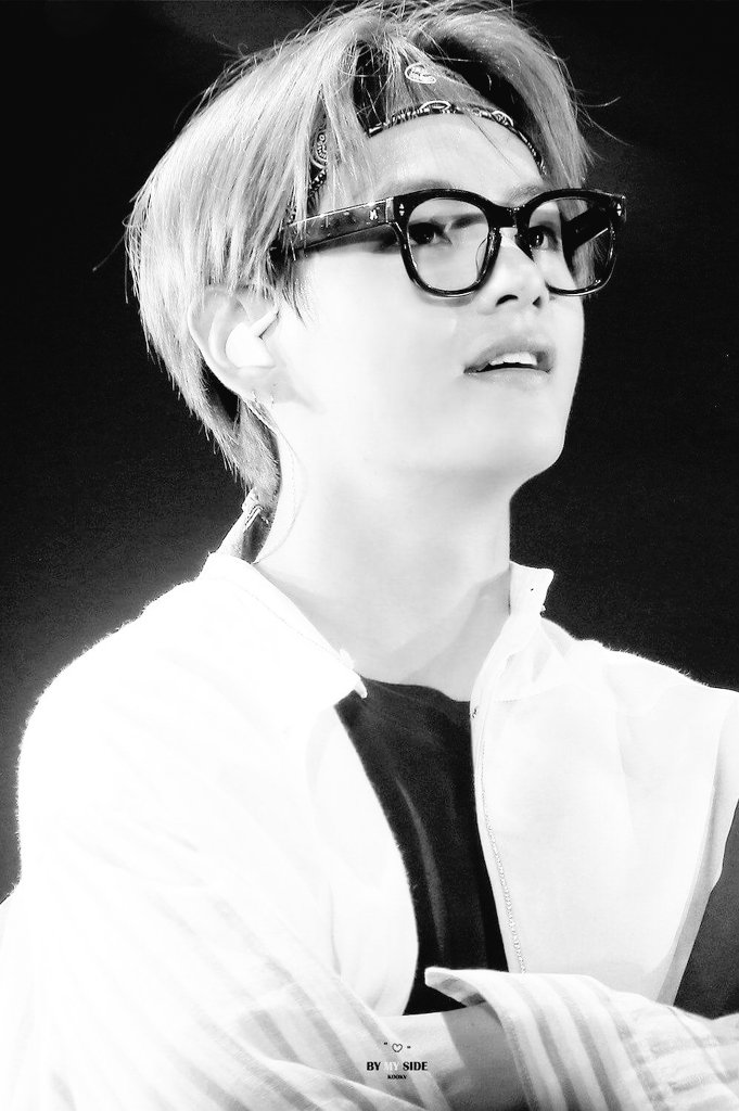 REDKVTAE's tweet photo. @REDOXINE bts' v is here. verif me? +carpe diem (enjoy the moment.) https://t.co/pWhDZ3L28E