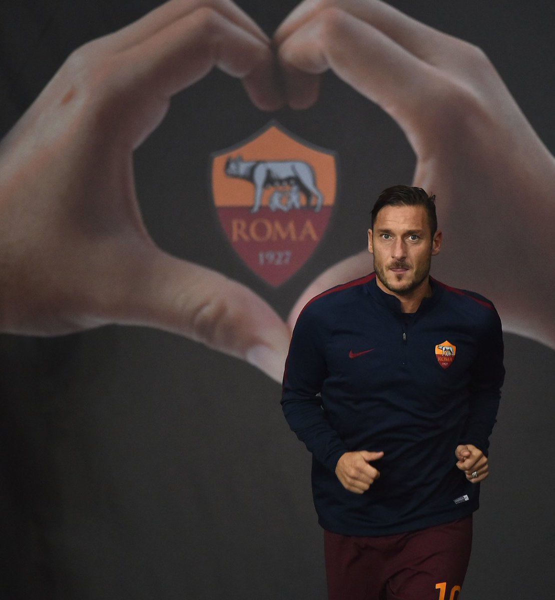 SoyCalcio_'s tweet image. Más de 700 partidos y 300 goles después, Francesco Totti colgará las botas. Toda una vida como romanista. Su vida.

Il Capitano. Leyenda.