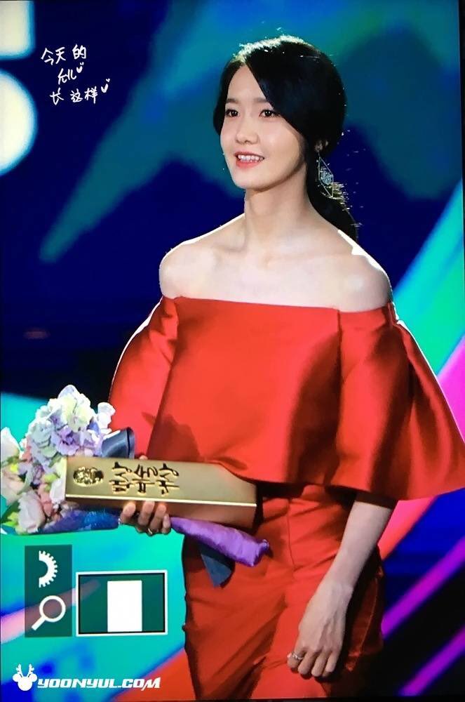 [PIC][03-05-2017]YoonA tham dự "53rd Baeksang Arts Awards" vào chiều nay + Giành "Most Popular Actress or Star Century Popularity Award (in Film)" C-54vCaWsAEuQRv