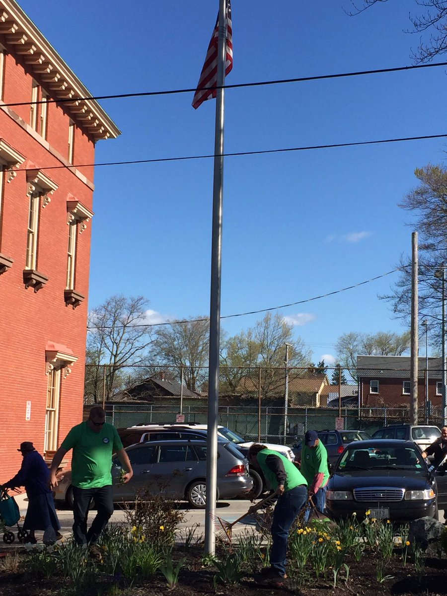 TimNGrid's tweet photo. @nationalgridus RI employees celebrate #earthday2017 with a cleanup of Edward King House, a senior citizen center in Newport 🌱🌎 https://t.co/FciffQVcvR