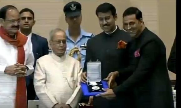 Akshay Kumar receives 'Best Actor' Award