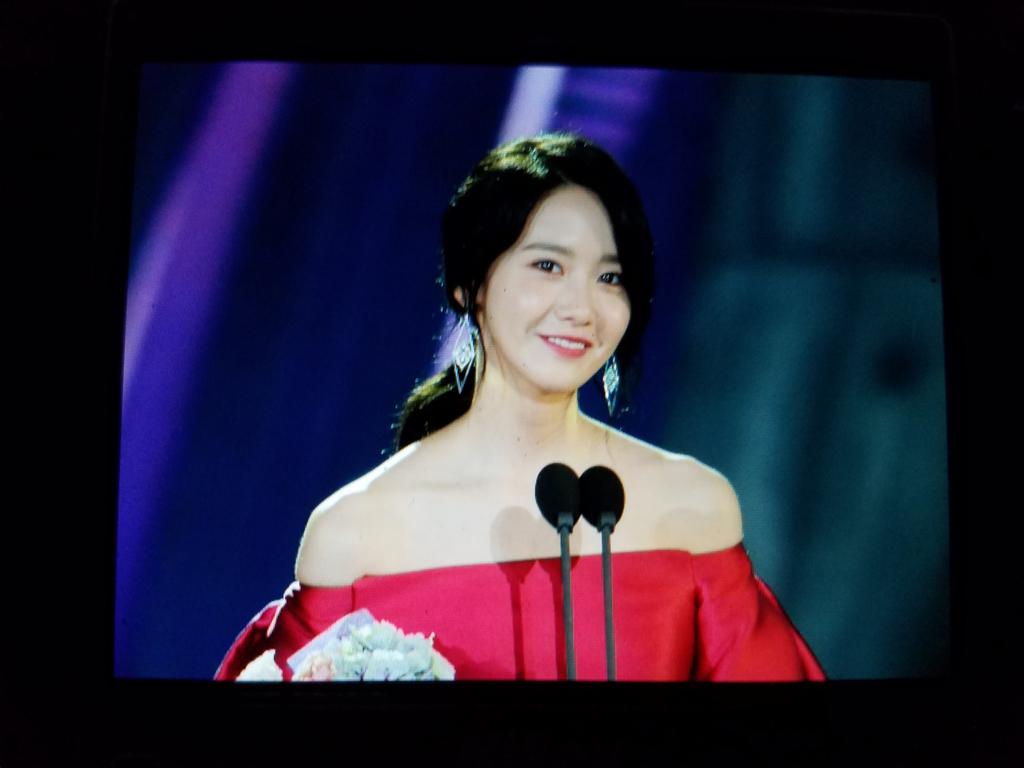 [PIC][03-05-2017]YoonA tham dự "53rd Baeksang Arts Awards" vào chiều nay + Giành "Most Popular Actress or Star Century Popularity Award (in Film)" C-5HvMjWsAAwwZY