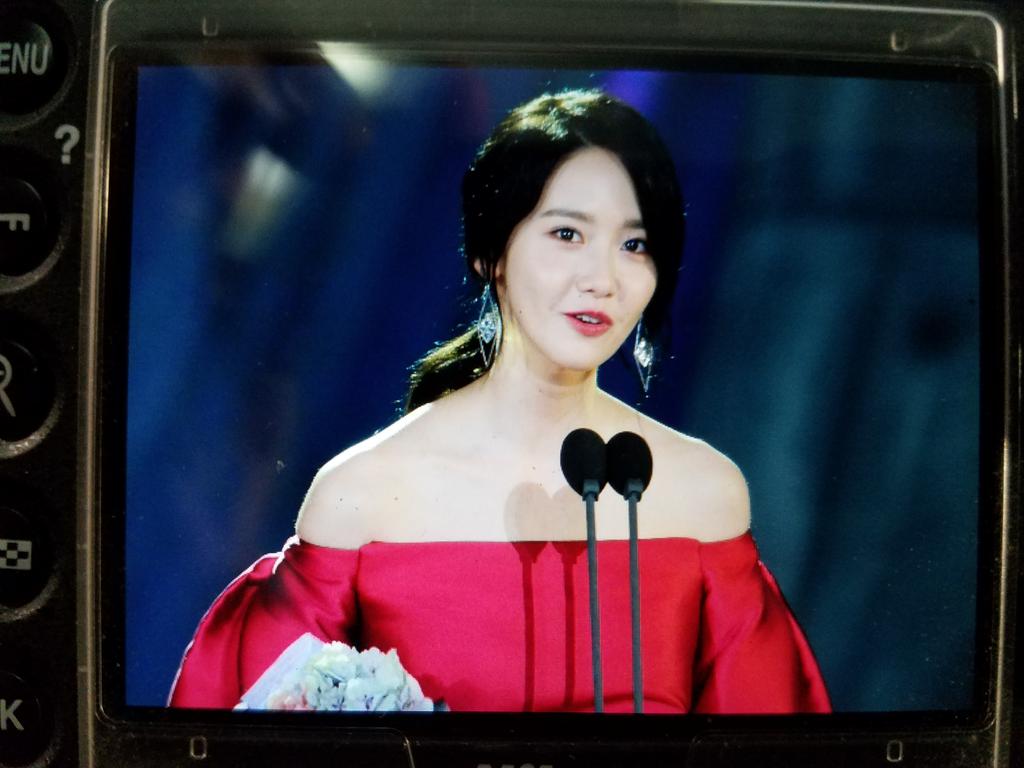 [PIC][03-05-2017]YoonA tham dự "53rd Baeksang Arts Awards" vào chiều nay + Giành "Most Popular Actress or Star Century Popularity Award (in Film)" C-5HyK2W0AA6PkB