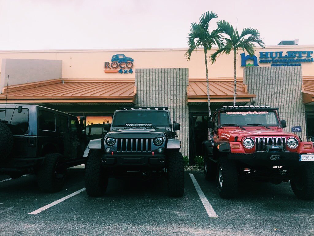 El TJ del año 97 de TMX 4x4  junto a un JK preparación completa de "AEV" y "Mopar" es una manera de comparar dos coches.
