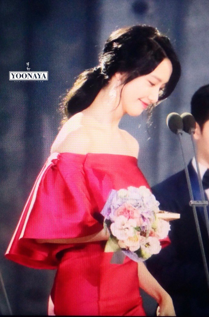 [PIC][03-05-2017]YoonA tham dự "53rd Baeksang Arts Awards" vào chiều nay + Giành "Most Popular Actress or Star Century Popularity Award (in Film)" C-5NDbSWsAE3SrG