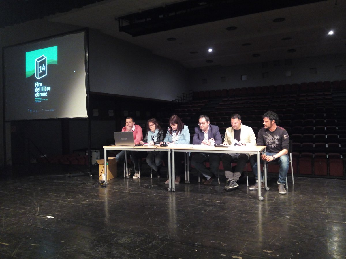 A la presentació de <a href="/Llibresebrencs/">Llibre Ebrenc</a> i <a href="/firalitterarum/">Litterarum Móra d’Ebre</a>. Ara mateix al teatre de La Llanterna #móradebre. Moltes novetats enguamy