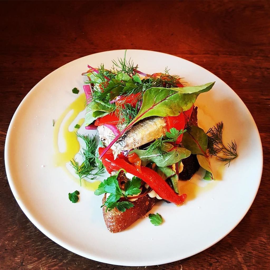 Sardines on toast!

Piquillo peppers, escabeche onions, aioli, leaves and lemon!
#sardines #newmenu #fishing🎣 #pep… ift.tt/2pw2ZEp