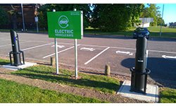New #electricvehicle charge points now available on the Whiteknights campus. We look amazing in green. rdg.ac/2pXJw0T