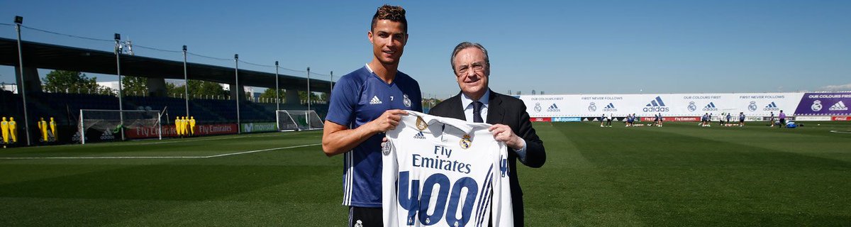 realmadriden's tweet photo. 👕4⃣0️⃣0️⃣⚽ #HalaMadrid 
Florentino Pérez presented @Cristiano with a shirt for his 400 goals with #RealMadrid!

👉 https://t.co/FHWENPqo2e https://t.co/kKxPzu78rh