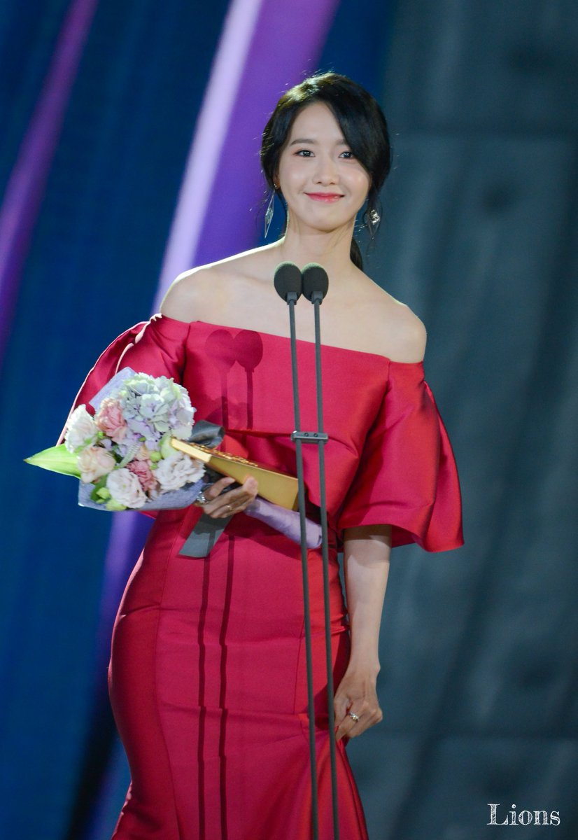 [PIC][03-05-2017]YoonA tham dự "53rd Baeksang Arts Awards" vào chiều nay + Giành "Most Popular Actress or Star Century Popularity Award (in Film)" - Page 2 C-5fnkLXgAAFg_N