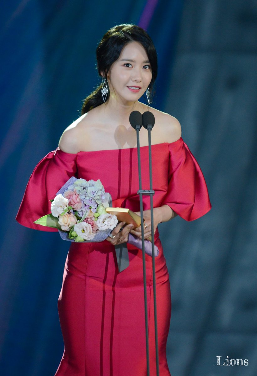 [PIC][03-05-2017]YoonA tham dự "53rd Baeksang Arts Awards" vào chiều nay + Giành "Most Popular Actress or Star Century Popularity Award (in Film)" - Page 2 C-5jCy2WsAQIliB