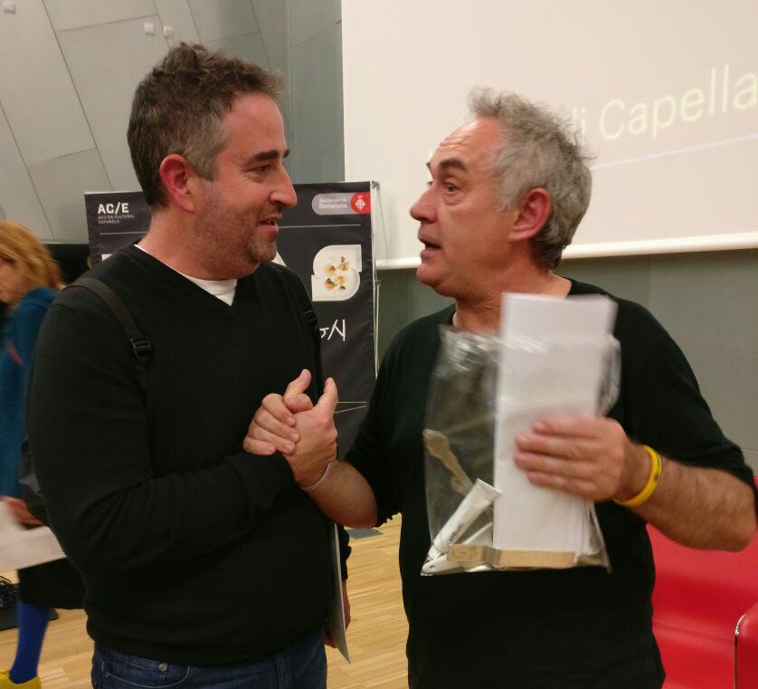 Nuestro Director Comercial, DI <a href="/guidoizbicki/">Guido Izbicki</a> junto al gran <a href="/ferranadria/">Ferran Adrià</a> en un afectuoso saludo
#designforfood #diseñoargentino