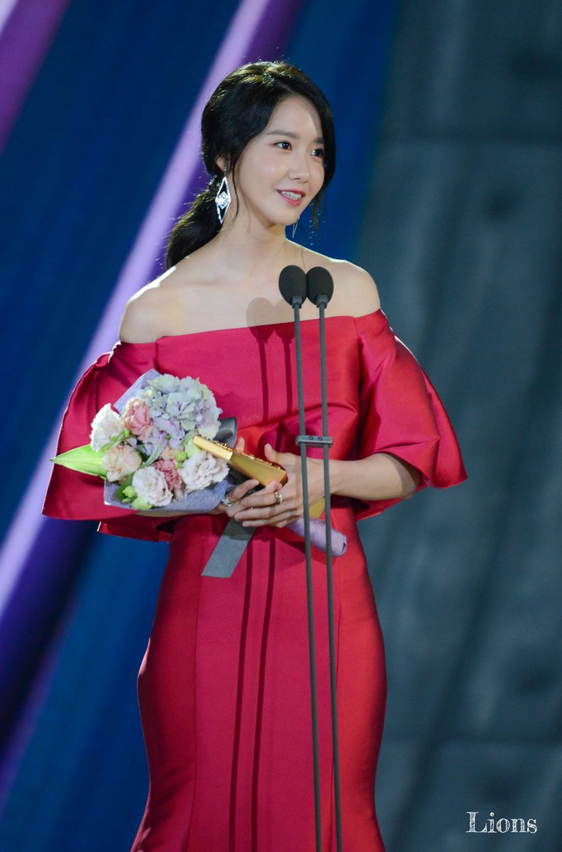 [PIC][03-05-2017]YoonA tham dự "53rd Baeksang Arts Awards" vào chiều nay + Giành "Most Popular Actress or Star Century Popularity Award (in Film)" - Page 2 C-5mUqsXkAAyvSi