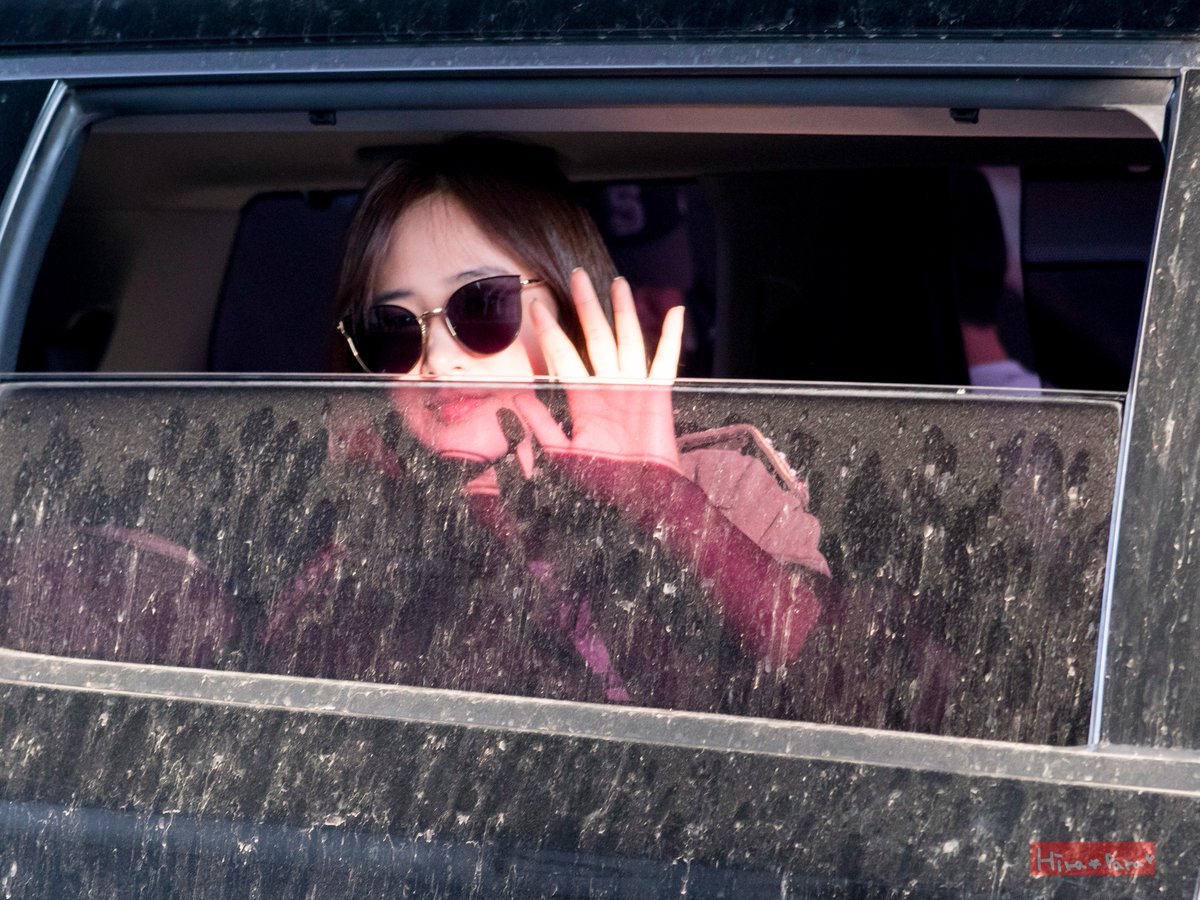 [PIC][03-05-2017]SeoHyun và Yuri trở về Hàn Quốc vào hôm nay C-5p-AlW0AADOOI