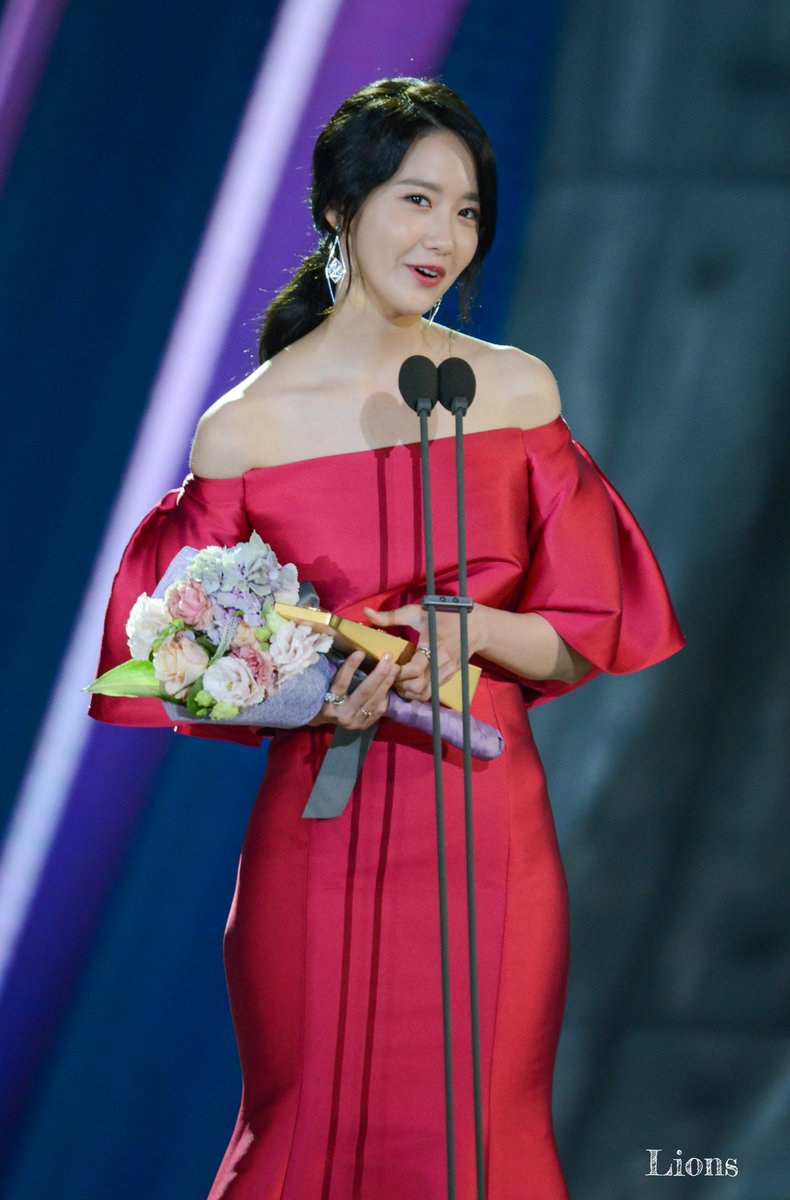 [PIC][03-05-2017]YoonA tham dự "53rd Baeksang Arts Awards" vào chiều nay + Giành "Most Popular Actress or Star Century Popularity Award (in Film)" - Page 2 C-5qUQ-XUAAvYzh