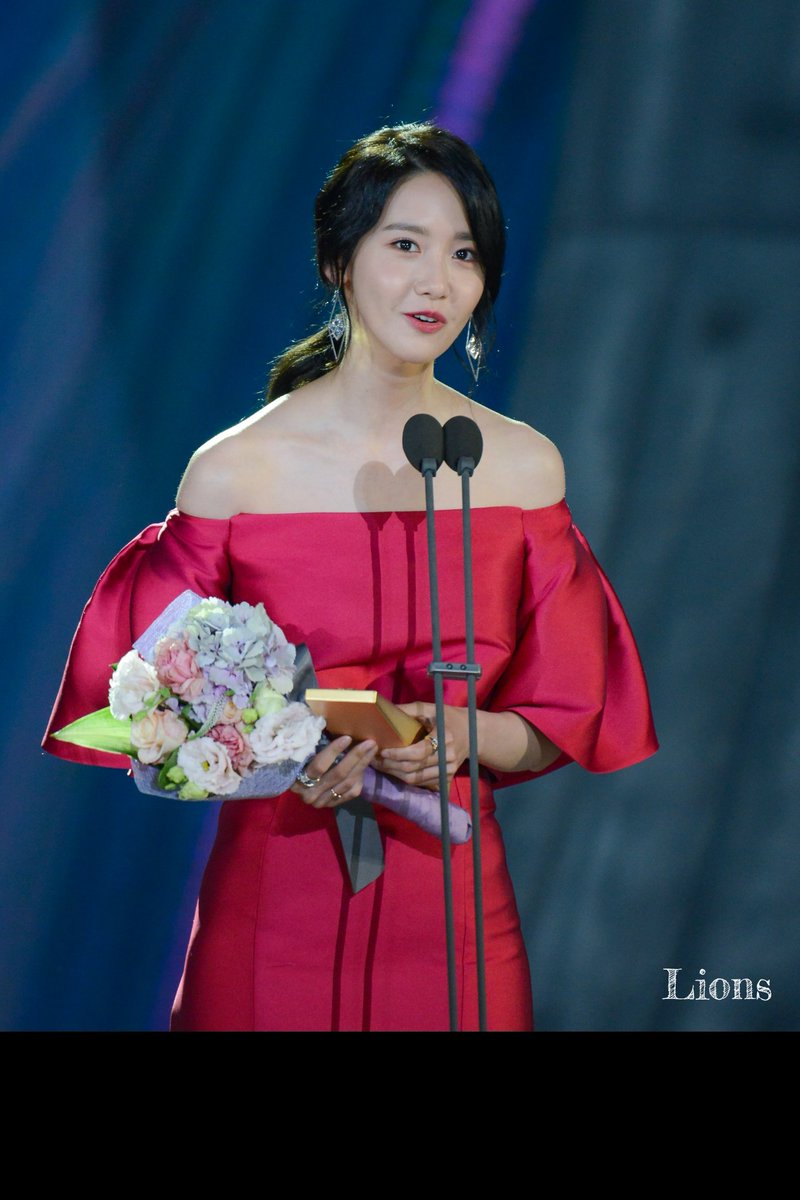 [PIC][03-05-2017]YoonA tham dự "53rd Baeksang Arts Awards" vào chiều nay + Giành "Most Popular Actress or Star Century Popularity Award (in Film)" - Page 2 C-5qWUSWAAAcSJF