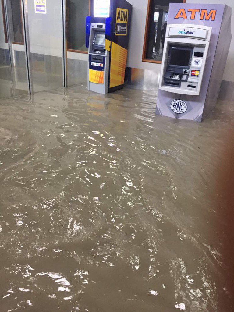 Men eta #aeroport toussaint louverture
