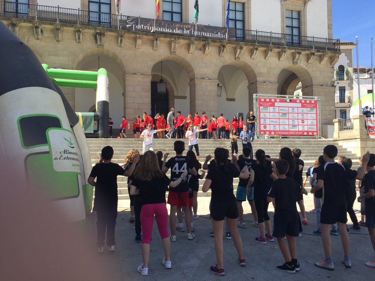 fafayala's tweet photo. Un verdadero placer asistir al Día de la Educación Física en la calle Centenares de escolares haciendo ejercicio y sobre todo, mucha alegría https://t.co/hiWyxjKP5I