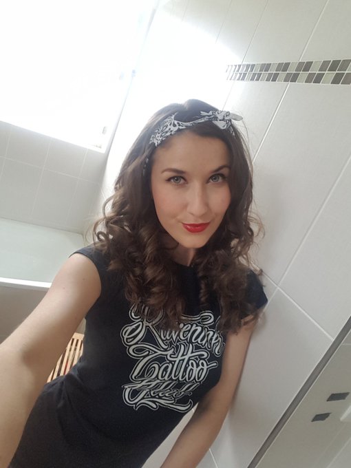 Un petit coucou en passant ! Avec le look du jour ❤ #redlips #rockabilly https://t.co/j8wJ3yAP3O https://t