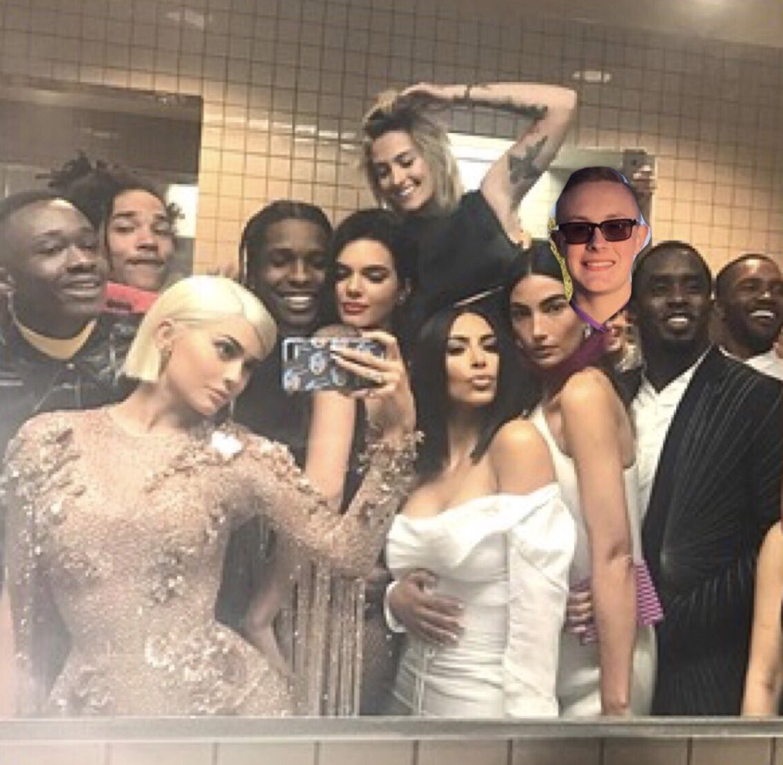 seth4prez2k17's tweet photo. #whyseth he won best dressed at the #metgala2017 https://t.co/6sBq6Re1tx