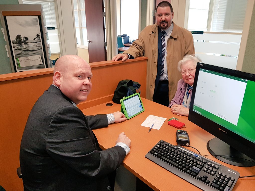 KevinMoonsee_TD's tweet image. Came into work to find @AndrewCarolanTD  leading with digital advice! @PeterStajan_TD @LindaMacKay_TD  #ipad  #Settinganexample #Leadership