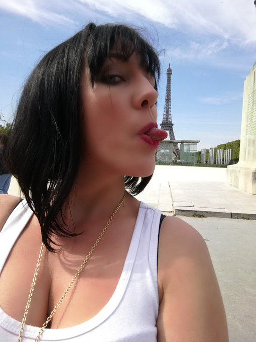 Plein de gros bisous mes ch&eacute;ris ! #RT  #Love #Paris #beautifulday https://t.co/4NKGFYaP8j<a href="/tag/rt"class="tags">#RT</a><a href="/tag/love"class="tags">#Love</a><a href="/tag/paris"class="tags">#Paris</a><a href="/tag/beautifulday"class="tags"><span>#beautifulday</span></a>