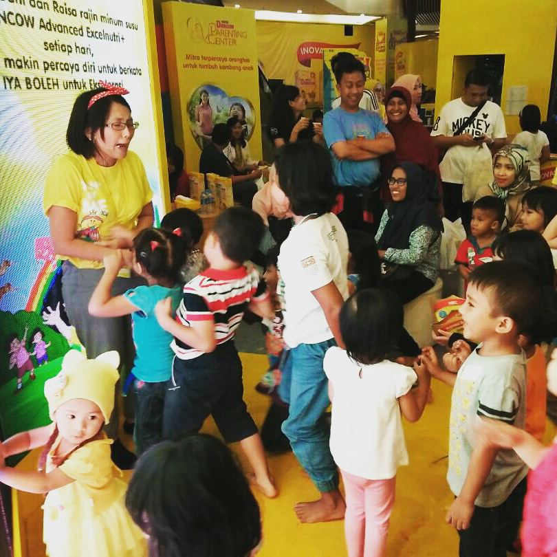 bonchieyoska's tweet photo. Berimajinasi lewat kata-kata, berpetualang dalam cerita || @DancowCenter #ExploreYourWorld #IyaBoleh #DancowLindungi https://t.co/MGNqwJufyf