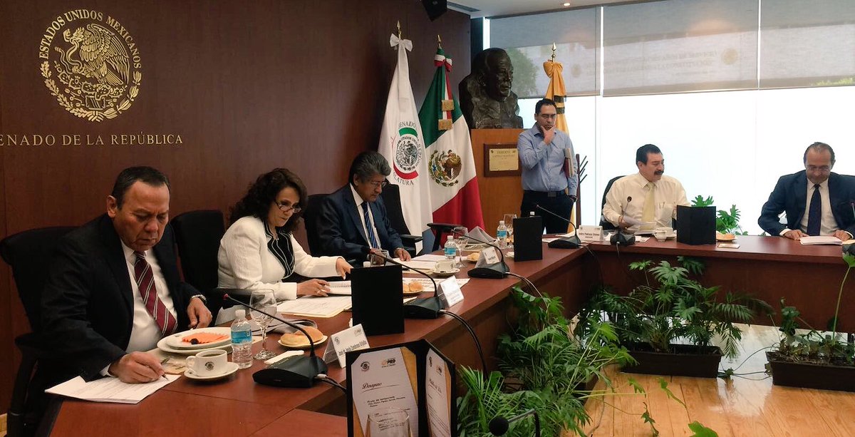 #Foto 📸<a href="/SenadoresPRD/">Senadores del PRD</a> y @DiputadosPRD_ en reunión previa a #ComisiónPermanente. Presentarán convocatoria a #PeriodoExtraordinario