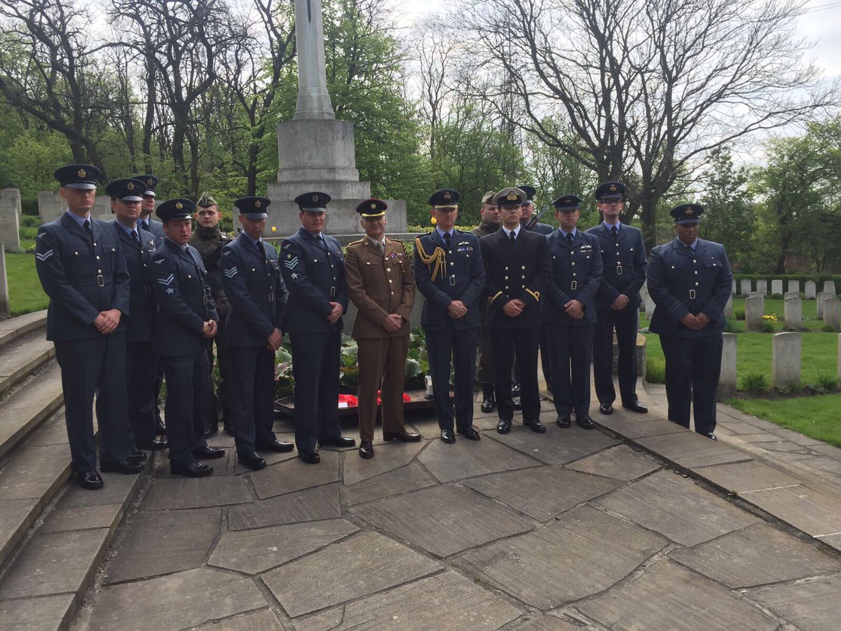 Pedal2Poland's tweet image. Remembering the British and Commonwealth fallen the Great Escapees at the Poznan CWG. @CWGC @RAFNortholt @StnCdrNortholt @ChiefofAirStaff