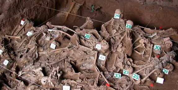 pietragallahora's tweet image. Ahí esta mi papá con muchos compañer@s, asi los escondieron los torturadores genocidas  y la Corte suprema los beneficia con el 2x1! Duele..