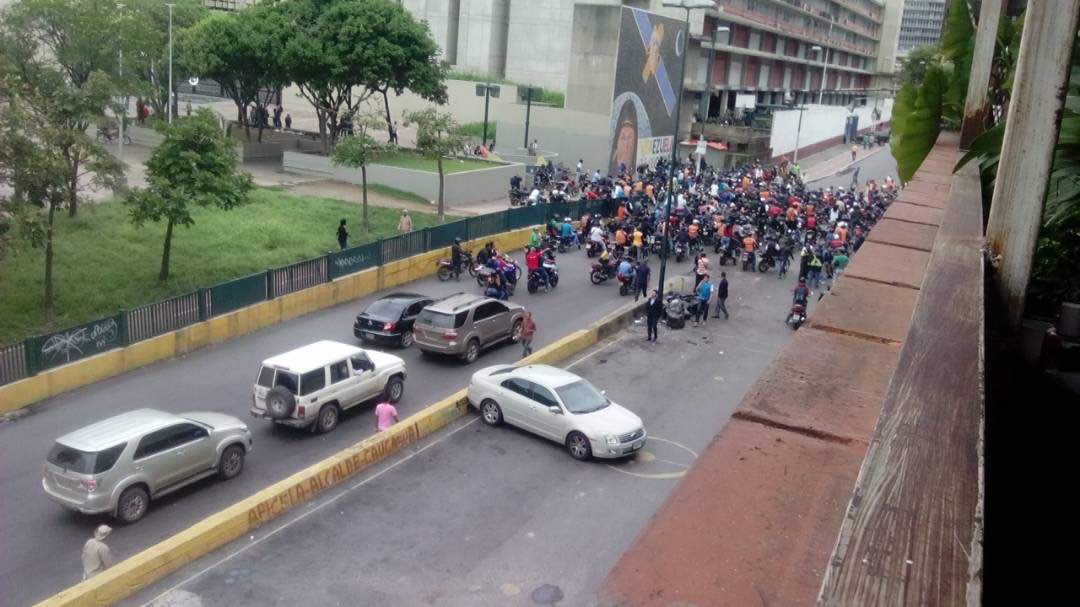 J16Santiago's tweet photo. #ALERTA Motorizados se reúnen en la Av, Oeste 6 cerca de la sede administrativa de la @AsambleaVE 11:56 am #3Mayo https://t.co/NWu0FfmKEA